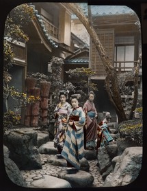 Collection Yvan Soulier. - Maison de Geisha. Japon. Photo colorisée vers 1900.