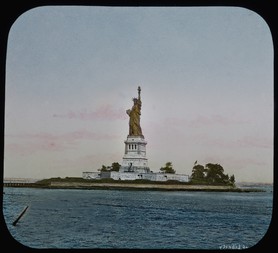 Collection Yvan Soulier. - Statue de la Liberté. Photo colorisée, New-York vers 1930.