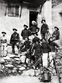 Photos de la Riviera par Jean Gilletta. - Halte d'un groupe de chasseurs alpin dans un village du haut pays niçois, vers 1910.
