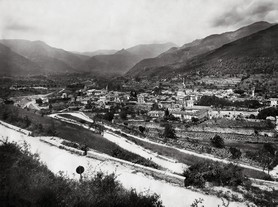 Photos de la Riviera par Jean Gilletta. - Sospel, depuis la route de Castillon, vers 1920.