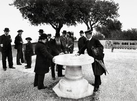 Photos de la Riviera par Jean Gilletta. - Terrasse du Château à Nice, inauguration de la table d'orientation par le TCF, 12 avril 1903.