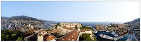 Vue panoramique de Monaco. Au premier plan le Palais Princier, à droite Fontvieille, à gauche le port Hercule et Monte-Carlo.