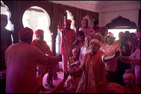 Le meneur des chants de doléance et le Maharaja, salle d'audience du palais de Jaiselmer.