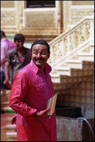 Le Maharaja de Jaiselmer en quête d'une victime à arroser d'eau colorée dans la cour de son palais.