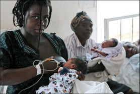 Jeunes mamans et leurs nourrissons juste après l'accouchement. Elles regagnent leur domicile moins de 4 heures après.
