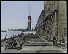 Chargement de marchandise d'une péniche. Ontario. Canada.Photo colorisée vers 1910.