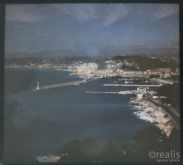 Collection Yvan Soulier. - Autochrome du port de Nice vers 1910. Anonyme.