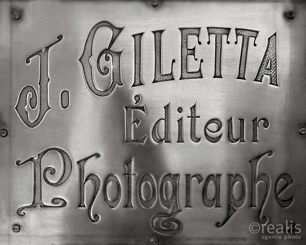 Photos de la Riviera par Jean Gilletta. - Plaque du studio Gilletta, rue Georges-Clemenceau