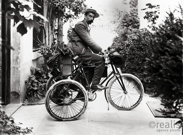 Photos de la Riviera par Jean Gilletta. - Jean Gilletta sur son tricycle de Dion-Bouton, vers 1890.