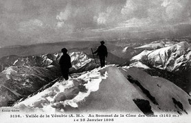 Photos de la Riviera par Jean Gilletta. - Au Gélas, le 25 janvier 1898. Photo du chevalier de Cessole publiée en carte postale par Gilletta. Vallée de la Vésubie, Alpes Maritimes, au sommet de la Cîme des Gelas.