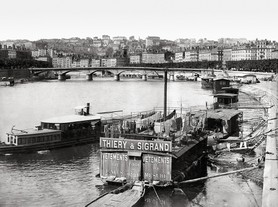 Photos de la Riviera par Jean Gilletta. - Quais de la Saône et bateaux-lavoirs à Lyon, vers 1900.