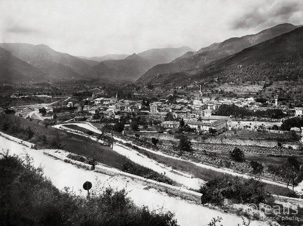 Photos de la Riviera par Jean Gilletta. - Sospel, depuis la route de Castillon, vers 1920.