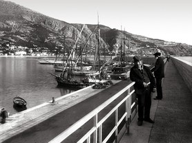 Photos de la Riviera par Jean Gilletta. - MENTON. Le port et Garavan, vers 1910.