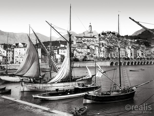 Photos de la Riviera par Jean Gilletta. - MENTON. La vieille ville depuis le quai, vers 1910.