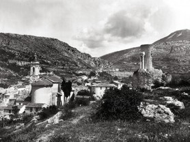 Photos de la Riviera par Jean Gilletta. - LA TURBIE. Le Trophée d'Auguste et l'église Saint-Michel-Archange, vers 1915.