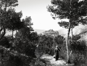 Photos de la Riviera par Jean Gilletta. - ÈZE, entre les pins, vers 1910.