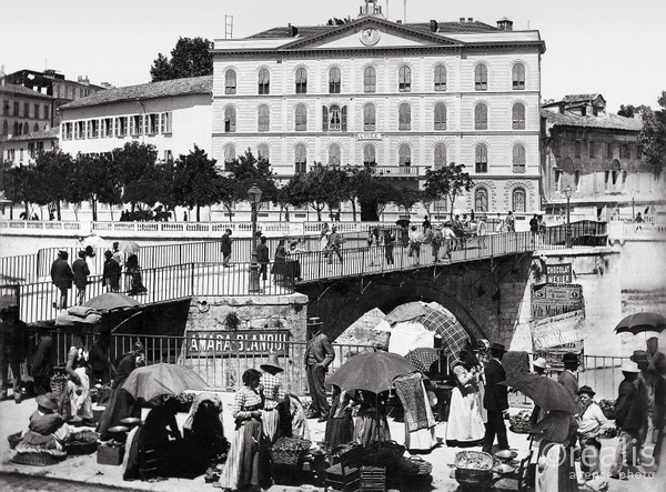 Photos de la Riviera par Jean Gilletta. - NICE. Le marché d'été devant le Pont-Vieux sur le Paillon, face à l'ancien lycée de garçons, 1909.