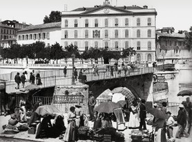 Photos de la Riviera par Jean Gilletta. - NICE. Le marché d'été devant le Pont-Vieux sur le Paillon, face à l'ancien lycée de garçons, 1909.