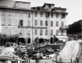 Photos de la Riviera par Jean Gilletta. - NICE, L'hôtel du Chapeau rouge, place du Lycée, en 1909. Cet ensemble architectural a disparu au profit de l'actuel lycée Masséna.
