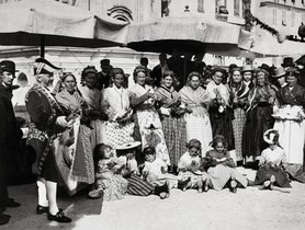 Photos de la Riviera par Jean Gilletta. - NICE, Les poissonnières en habit traditionnel, à l'occasion des fêtes niçoises sur les Terrasses, le 31 mars 1889.