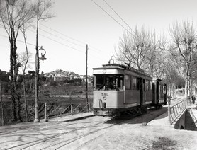 Photos de la Riviera par Jean Gilletta. - CAGNES. La motrice de tramway devant le village, 1904.