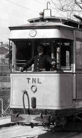 Gilletta.nice-matin/realis - CAGNES. La motrice de tramway devant le village, 1904.