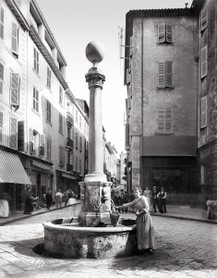 Photos de la Riviera par Jean Gilletta. - ANTIBES. La fontaine de la Miséricorde, rue de l'Hôtel-de-Ville (Georges-Clemenceau), vers 1885.