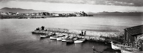 Photos de la Riviera par Jean Gilletta. - ANTIBES ET LA CHAÎNE DES ALPES MARITIMES, vers 1890.