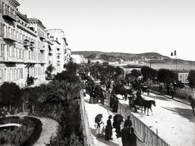 Photos de la Riviera par Jean Gilletta. - NICE. La promenade des Anglais, bataille de fleurs, vers 1885.