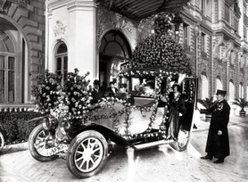 Photos de la Riviera par Jean Gilletta. - NICE. Une voiture de Dion-Bouton devant l'hôtel Royal, promenade des Anglais, vers 1925.