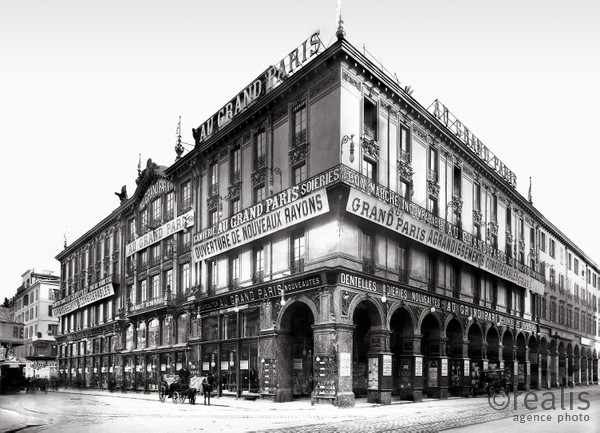 Photos de la Riviera par Jean Gilletta. - NICE. Au Grand Paris, premier grand magasin de lingerie de Nice, vers 1890.  Il fut remplacé par les Galerie Lafayette en 1915.