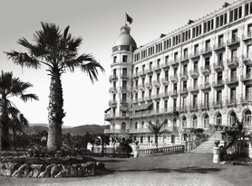 Photos de la Riviera par Jean Gilletta. - NICE. Le jardin et l'aile gauche de l'Excelsior Hôtel Regina, où logea la reine Victoria de 1897 à 1899.