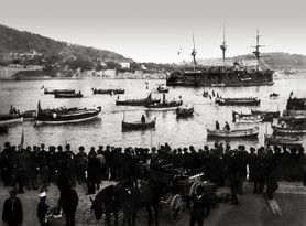 Photos de la Riviera par Jean Gilletta. - VILLEFRANCHE. Embarquement des visiteurs d'un cuirassé de l'escadre française, vers 1890.