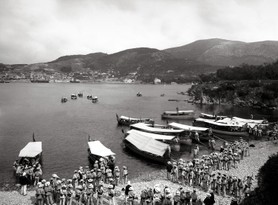 Photos de la Riviera par Jean Gilletta. - CAP FERRAT. Embarquement de fusiliers marins français sur la plage de Passable, vers 1900.