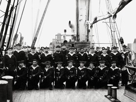 Photos de la Riviera par Jean Gilletta. - RADE DE VILLEFRANCHE. Fusiliers marins sur le pont du cuirassé français Le Redoutable (1878-1910).