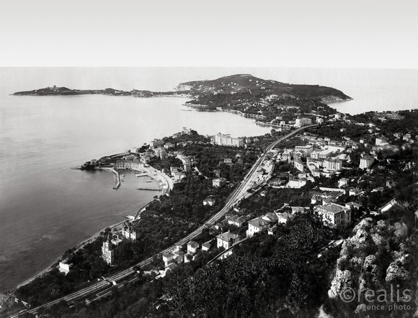 Photos de la Riviera par Jean Gilletta. - BEAULIEU ET CAP FERRAT. Vue générale, vers 1900.