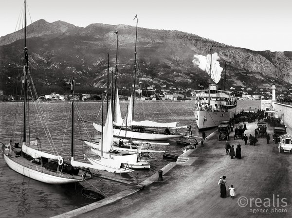 Photos de la Riviera par Jean Gilletta. - MENTON. Le port, escale du paquebot Kaiser assurant la ligne Cannes-San Remo, 1913.