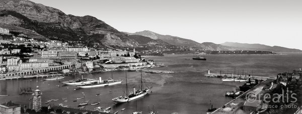 Photos de la Riviera par Jean Gilletta. - PORT DE MONACO, MONTE-CARLO, CAP MARTIN ET RIVIERA ITALIENNE. Vue panoramique, vers 1905.