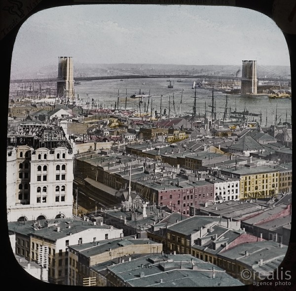 Collection Yvan Soulier. - New-York avec vue sur le port et le pont de Brooklyn. Photo colorisée vers 1910.