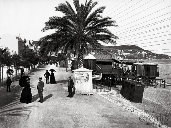 Photos de la Riviera par Jean Gilletta. - La promenades des Anglais et les bains Georges à Nice, printemps 1888.