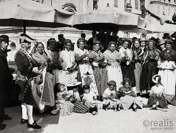 Photos de la Riviera par Jean Gilletta. - NICE, Les poissonnières en habit traditionnel, à l'occasion des fêtes niçoises sur les Terrasses, le 31 mars 1889.