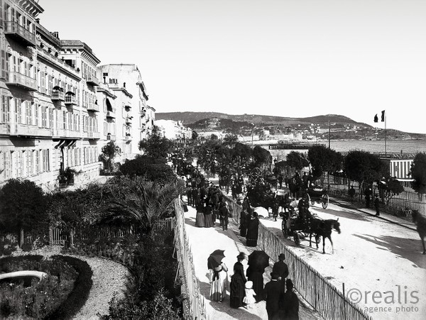 Photos de la Riviera par Jean Gilletta. - NICE. La promenade des Anglais, bataille de fleurs, vers 1885.