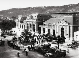 NICE. Les omnibus des hôtels, stationnés devant la gare P.L.M., vers 1890.