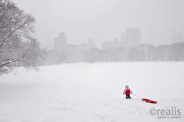 Enfant jouant dans la neige' à Central Park - New-york - Etats-Unis - Février 2008