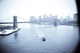East River et Brooklyn Bridge sous la neige, vu depuis le Manhattan Bridge