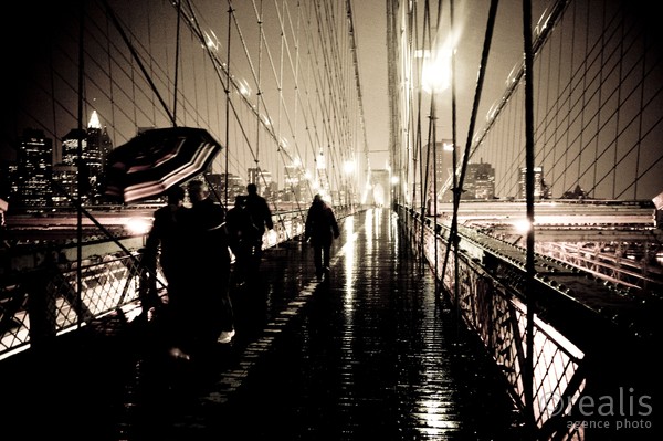 Nuit sur le brooklyn Bridge, par temps pluvieux - New-york - Etats-Unis - Février 2008