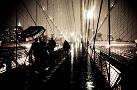 Nuit sur le brooklyn Bridge, par temps pluvieux