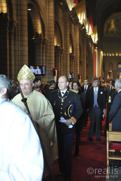 Sortie de la messe - S.A.S le Prince Albert II, S.A.S la Princesse Stéphanie, S.A.R le Prince de Hanovre, Pierre Casiraghi et Monseigneur Darsi - Fête nationale monégasque - Le 19 novembre 2008 - Cathédrale de Monaco