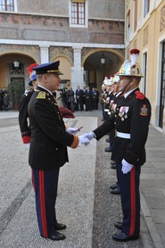 Remise de médailles - Remise de médailles par S.A.S le Prince Albert II - Cours d'honneur du palais Princier de Monaco - Fête nationale monégasque - 19 novembre 2008