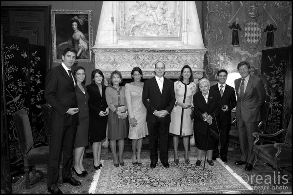 Photo famille Prince Albert II - Photo prise dans un des salons privés du palais Princier de Monaco, lors de la semaine d'intronisation du Prince Albert II de Monaco, en novembre 2005. De gauche à droite: Sébastian Knecht, Donatella Knecht, Mélanie-Antoinette de Massy de Lusignan, Baronne Elisabeth Anne de Massy, S.A.S la Princesse Stéphanie, S.A.S le Prince Albert II de Monaco, S.A.R la Princesse de Hanovre, S.A.S la Princesse Antoinette, Jean Léonard Taubert-Natta de Massy, S.A.R le Prince de Hanovre